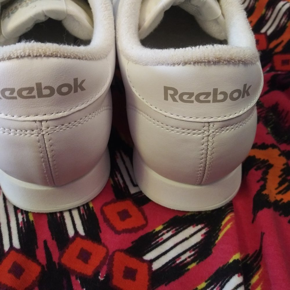 1745 Size 7.5 Classic Style Reeboks - Picture 4 of 6